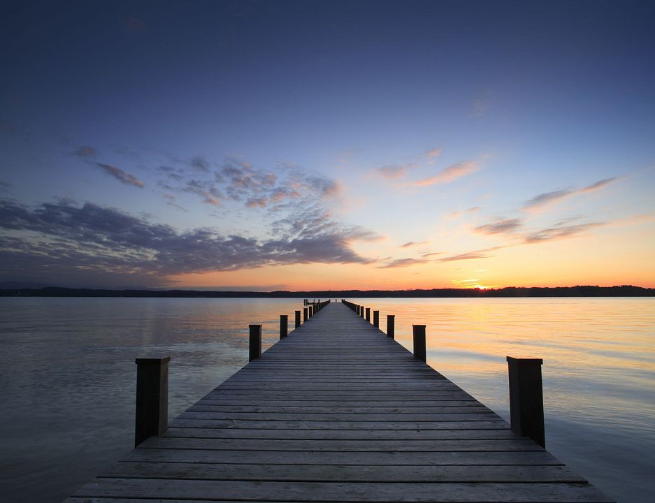 Bild von einem Holzsteg mit Ausblick zum See