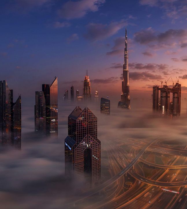 Luftaufnahme von der Skyline in Dubai bei Nebel